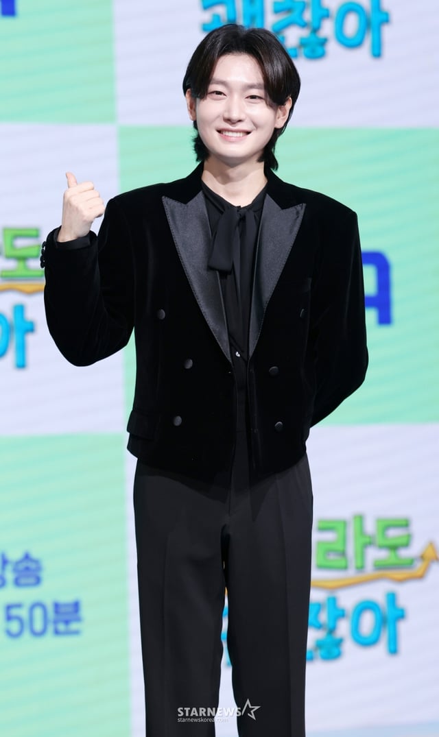 가수 김용빈이 16일 서울 마포구 쇼킹케이팝센터에서 열린 ENA 예능 프로그램 '길치라도 괜찮아' 제작발표회에서 포즈를 취하고 있다. /2025.10.16 /사진=김휘선 hwijpg@