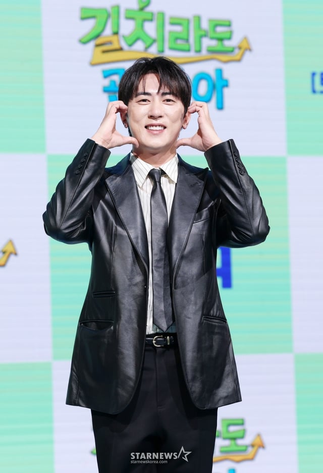 개그맨 김원훈이 16일 서울 마포구 쇼킹케이팝센터에서 열린 ENA 예능 프로그램 '길치라도 괜찮아' 제작발표회에서 포즈를 취하고 있다. /2025.10.16 /사진=김휘선 hwijpg@