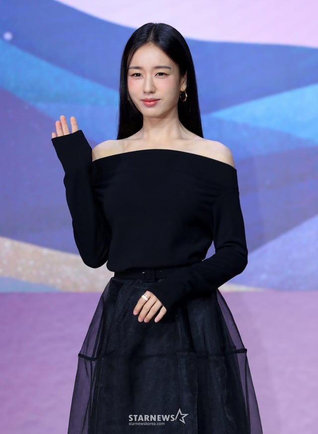 [서울=뉴시스] 김혜진 기자 = 배우 안은진이 29일 오후 서울 강남구 조선 팰리스 서울에서 열린 넷플릭스 새 시리즈 '다 이루어질지니' 제작발표회에서 포즈를 취하고 있다. 2025.09.29. jini@newsis.com /사진=김혜진