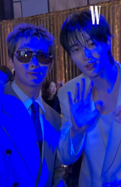 왼쪽부터 RM, 변우석