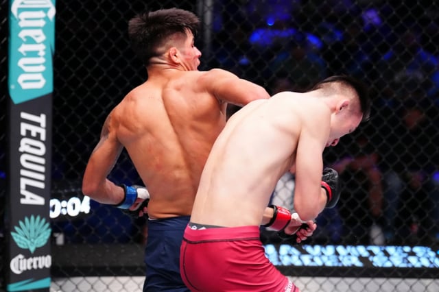 후안 디아스(왼쪽)가 권원일에게 스피닝 엘보를 날리고 있다. /사진=UFC 제공