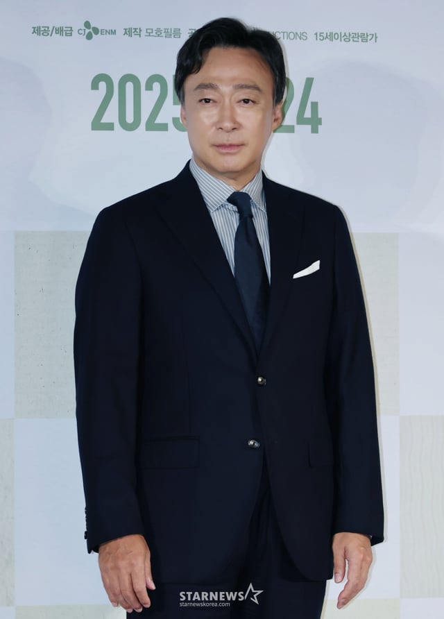배우 이성민이 22일 오후 서울 CGV용산아이파크몰에서 진행된 영화 '어쩔수가 없다'(감독 박찬욱) 언론배급시사회 및 기자간담회에 참석해 포즈를 취하고 있다.  '다 이루었다'고 느낄 만큼 삶이 만족스러웠던 회사원 만수(이병헌)가 덜컥 해고된 후, 아내와 두 자식을 지키기 위해, 어렵게 장만한 집을 지켜내기 위해, 재취업을 향한 자신만의 전쟁을 준비하며 벌어지는 이야기를 그린 작품 '어쩔수가없다'는 오는 24일 개봉한다. /2025.09.22 /사진=이동훈 photoguy@