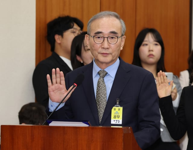 김영섭 KT 대표이사가 14일 오후 서울 여의도 국회에서 열린 정무위원회 국정감사에서 증인 선서를 하고 있다. /사진제공=뉴시스
