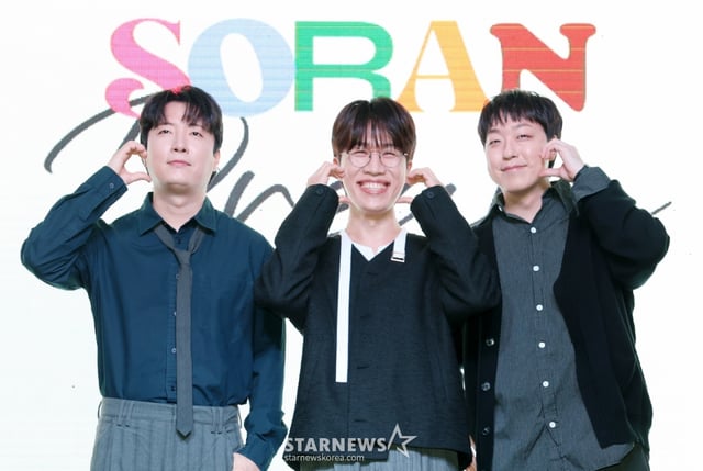 그룹 소란이 16일 서울 마포구 엠피엠지 사옥에서 진행된 3인 체제 마지막 앨범 'DREAM' 발매 기념 쇼케이스에서 포즈를 취하고 있다. /2025.10.16 /사진=김휘선 hwijpg@