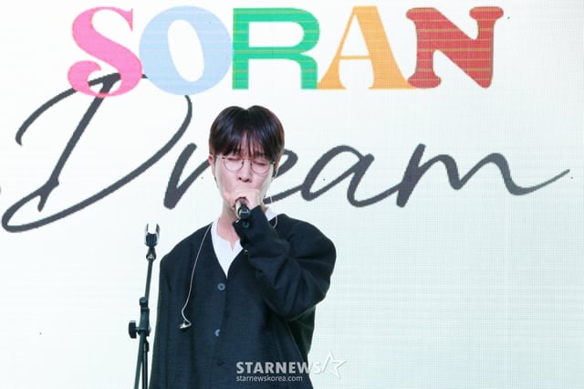 그룹 소란 고영배가 16일 서울 마포구 엠피엠지 사옥에서 진행된 3인 체제 마지막 앨범 'DREAM' 발매 기념 쇼케이스에서 멋진 무대를 선보이고 있다. /2025.10.16 /사진=김휘선 hwijpg@
