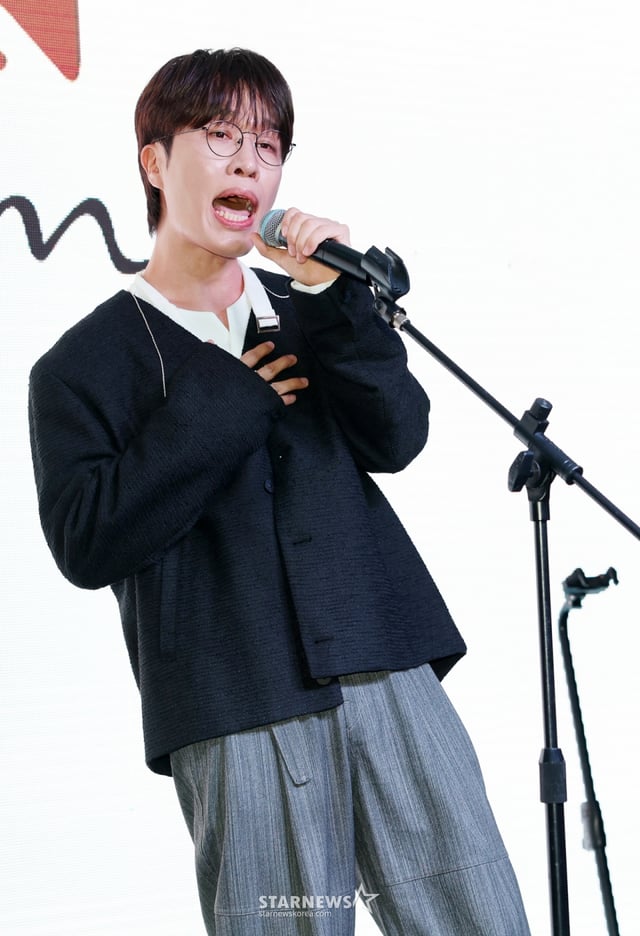 그룹 소란 고영배가 16일 서울 마포구 엠피엠지 사옥에서 진행된 3인 체제 마지막 앨범 'DREAM' 발매 기념 쇼케이스에서 멋진 무대를 선보이고 있다. /2025.10.16 /사진=김휘선 hwijpg@