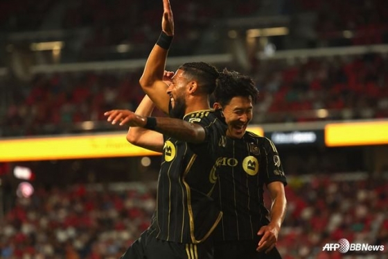 손흥민(오른쪽)이 지난달 미국 미주리주 세인트루이스 에너자이저 파크에서 열린 2025시즌 MLS 정규리그 세인트루이스전에서 득점을 기록한 데니스 부앙가를 축하하고 있다. /AFPBBNews=뉴스1