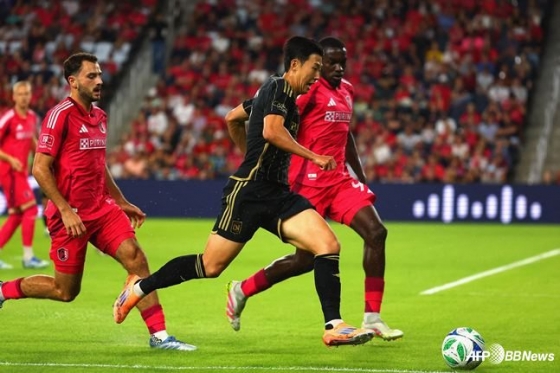 손흥민(가운데)이 지난 9월 미국 미주리주 세인트루이스 에너자이저 파크에서 열린 2025시즌 MLS 정규리그에서 드리블 돌파를 시도하고 있다. /AFPBBNews=뉴스1