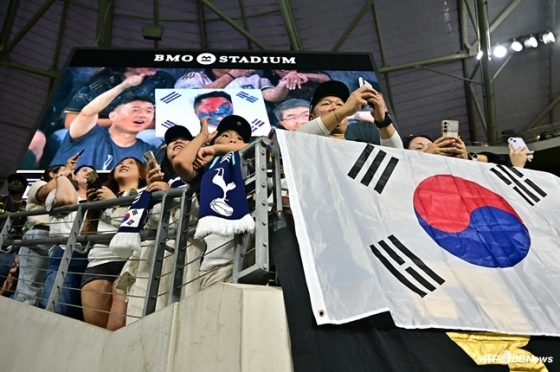 지난 9월 미국 로스앤젤레스의 BMO 스타디움에서 열린 2025시즌 미국 메이저리그 사커(MLS) 서부 컨퍼런스 29라운드 홈 경기에서 LAFC 팬들이 태극기와 토트넘 홋스퍼 머플러를 경기장에 걸치고 손흥민을 응원하고 있다. /AFPBBNews=뉴스1