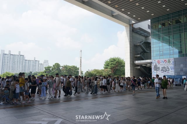 (서울=뉴스1) = 국립중앙박물관 누적 관람객이 500만 명을 돌파했다. 17일 박물관에 따르면 10월 15일 기준 연간 누적 관람객은 5,016,382명으로 이는 전년 동기(2,955,789명) 대비 약 70퍼센트 증가한 수치며 역대 최대 규모다. (국립중앙박물관 제공. 재판매 및 DB 금지) 2025.10.17/뉴스1  Copyright © 뉴스1. All rights reserved. 무단 전재 및 재배포,  AI학습 이용 금지. /사진=(서울=뉴스1)