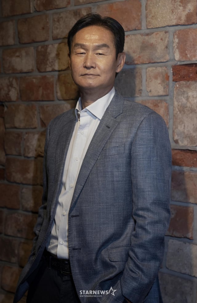 쿠팡플레이 '슈팅스타2'에 출연하는 최융수 감독이 17일 진행된 라운드 인터뷰를 위해 포즈를 취하고 있다. /사진제공=쿠팡플레이 2025.10.17 /사진=이동훈 photoguy@