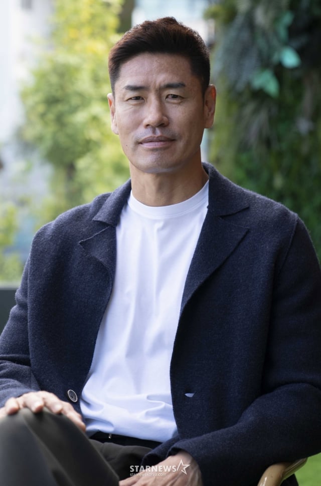 쿠팡플레이 '슈팅스타2'에 출연하는 설기현 코치가 17일 진행된 라운드 인터뷰를 위해 포즈를 취하고 있다. /사진제공=쿠팡플레이 2025.10.17 /사진=이동훈 photoguy@