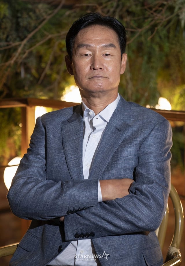 쿠팡플레이 '슈팅스타2'에 출연하는 최융수 감독이 17일 진행된 라운드 인터뷰를 위해 포즈를 취하고 있다. /사진제공=쿠팡플레이 2025.10.17 /사진=이동훈 photoguy@