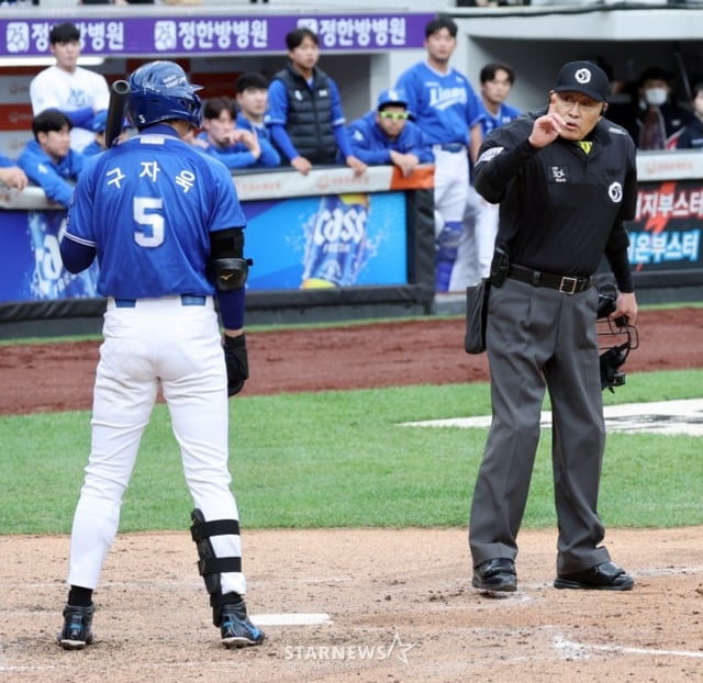 삼성 구자욱(왼쪽)이 18일 2025 KBO 플레이오프 1차전 3회초 무사 1, 3루에서 코디 폰세의 투구 인터벌에 대해 심판에게 어필하고 있다. /사진=강영조 선임기자