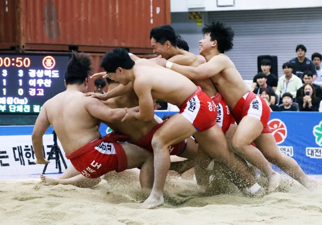 '제106회 전국체육대회' 18세이하부 단체전에서 우승한 경북선발(경상북도) 선수들이 우승을 확정한 후 함께 기뻐하고 있다. /사진=대한씨름협회 제공