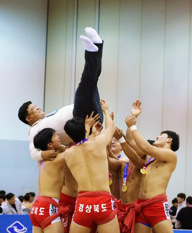부산광역시 벡스코 제2전시장 3층 5B홀에서 열린 '제106회 전국체육대회' 18세이하부 단체전에서 우승한 경북선발(경상북도)이 김현섭 코치를 헹가래 하고 있다. /사진=대한씨름협회 제공