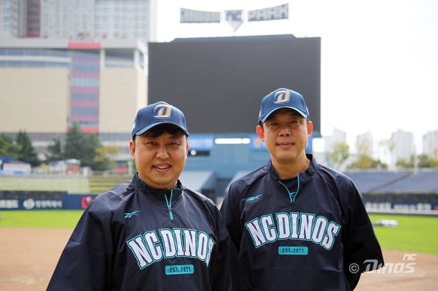 (왼쪽부터) 김상훈 코치, 이승호 코치. /사진=NC 다이노스 제공