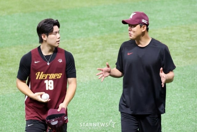 키움 코치 시절 이승호(오른쪽) 코치의 모습. /사진=강영조 선임기자