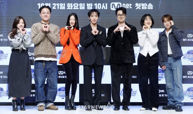 김은미 PD, 이형진 PD, 배우 문가영, 가수 정용화, 이장원, 선우정아, 하성운이 20일 서울 강남구 엘리에나호텔에서 진행된 Mnet 예능 '스틸하트클럽' 제작발표회에 참석해 포즈를 취하고 있다. /2025.10.20 /사진=김휘선 hwijpg@