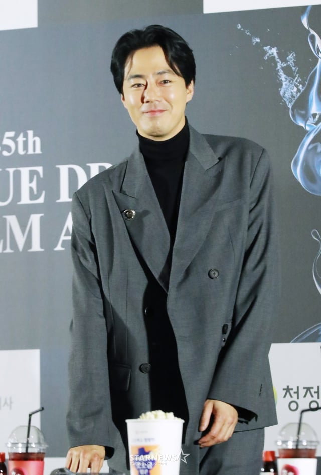 배우 조인성이 6일 서울 오후 서울 여의도 CGV에서 진행된 제45회 청룡영화상 핸드프린팅 행사에 참석해 포즈를 취하고 있다.  이번 행사에는 지난해 11월에 열린 제44회 청룡영화상 수상자 이병헌, 정유미, 조인성, 전여빈, 고민시가 참석해 핸드프린팅을 남기며 지난 순간의 감동을 다시 한번 전했다. /2024.11.06 /사진=이동훈 photoguy@