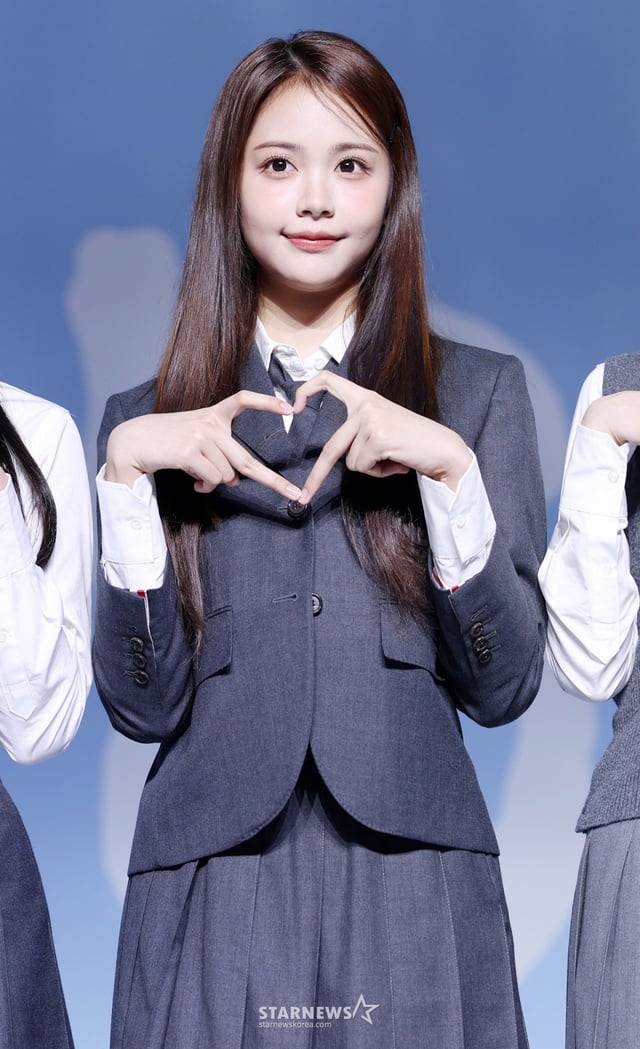 그룹 하츠투하츠 카르멘이 20일 서울 용산구 블루스퀘어에서 진행된 첫 미니앨범 'FOCUS' 발매 기념 쇼케이스에서 포즈를 취하고 있다. /2025.10.20 /사진=김휘선 hwijpg@