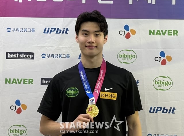 황선우가 20일 부산 사직종합운동장 실내수영장에서 열린 제106회 전국체전 자유형 200m 우승 후 기뻐하고 있다. /사진=양정웅 기자 