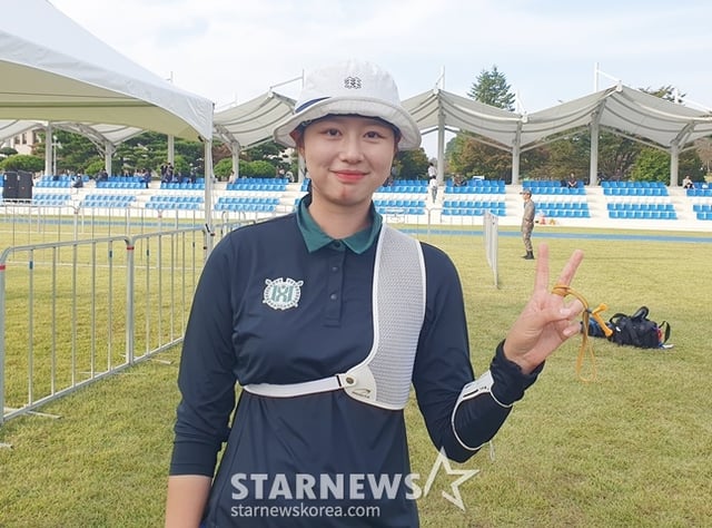 임시현이 지난해 제105회 전국체육대회 양궁 여자 대학부 결승에서 우승을 차지한 후 포즈를 취하고 있다. /사진=양정웅 기자