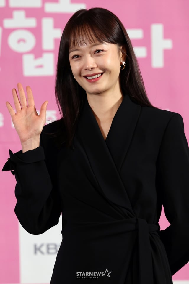 (서울=뉴스1) 황기선 기자 = 배우 전소민이 2024년 12월 2일 오후 서울 마포구 상암 스탠포드호텔에서 열린 KBS Joy 새 드라마 '오늘도 지송!합니다' 제작발표회에서 포즈를 취하고 있다. 2024.12.2/뉴스1 Copyright © 뉴스1. All rights reserved. 무단 전재 및 재배포, AI학습 이용 금지. /사진=(서울=뉴스1) 황기선 기자