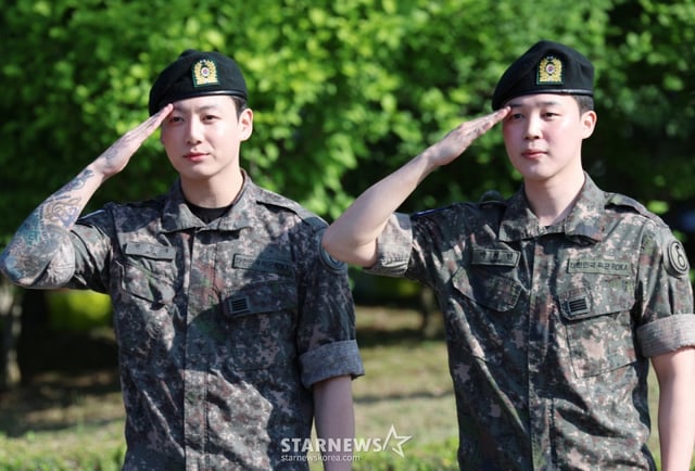 (연천=뉴스1) 권현진 기자 = 방탄소년단(BTS)의 정국과 지민(오른쪽)이 11일 오전 경기도 연천군 연천공설운동장에서 군복무를 마친 뒤 전역 인사를 전하고 있다. 정국과 지민은 지난 2023년 12월 입대해 경기도 연천에 위치한 육군 제5보병사단에서 약 1년 7개월간 병역의 의무를 성실히 수행했다. 2025.6.11/뉴스1 Copyright © 뉴스1. All rights reserved. 무단 전재 및 재배포, AI학습 이용 금지. /사진=(연천=뉴스1) 권현진 기자