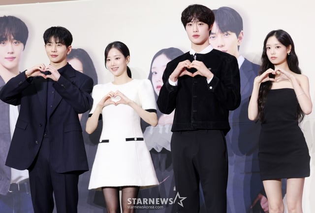 배우 최보민, 이나은, 윤현석, 김도아가 21일 경기 고양시 덕양구 스타필드 고양에서 진행된 숏폼 드라마 '마이리틀셰프' 제작보고회에 참석해 포즈를 취하고 있다. /2025.10.21 /사진=김휘선 hwijpg@