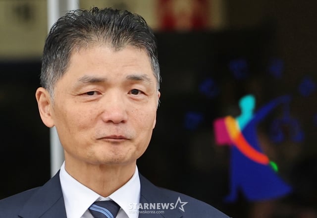 (서울=뉴스1) 오대일 기자 = 카카오 창업자 김범수 경영쇄신위원장이 21일 서울 양천구 서울남부지방법원에서 열린 자본시장법 위반 1심 선고 공판에서 무죄를 선고받은 후 심경을 밝히고 있다. 서울남부지법 형사합의15부(재판장 양환승)는 SM엔터테인먼트 시세를 조종한 혐의로 구속 기소된 김 창업자에게 “검찰에서는 은밀한 경영권 인수가 진행됐다고 주장하지만 이 주장을 받아들이기 어렵다”며 무죄를 선고했다. 2025.10.21/뉴스1 Copyright © 뉴스1. All rights reserved. 무단 전재 및 재배포, AI학습 이용 금지. /사진=(서울=뉴스1) 오대일 기자