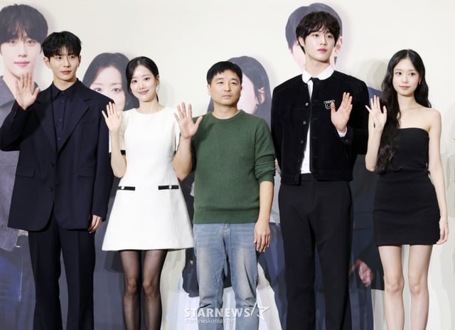 배우 최보민, 이나은, 김상훈 감독, 배우 윤현석, 김도아가 21일 경기 고양시 덕양구 스타필드 고양에서 진행된 숏폼 드라마 '마이리틀셰프' 제작보고회에 참석해 포즈를 취하고 있다. /2025.10.21 /사진=김휘선 hwijpg@
