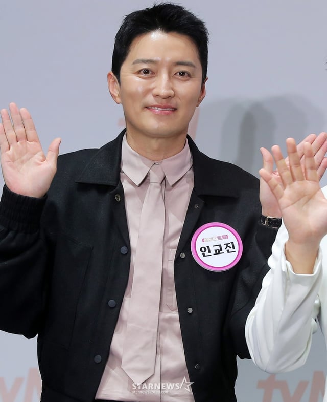 배우 인교진이 4일 오후 서울 구로구 라마다 서울 신도림 호텔에서 진행된 tvN STORY 예능 프로그램 '잘생긴 트롯' 제작발표회에 참석해 포즈를 취하고 있다. '잘생긴 트롯'은 연예계 대표 12명의 남자 스타들이 트롯에 진정성을 가지고 도전하는 신(新) 음악 예능이다. 오는 14일 첫 방송. 2025.02.04 /사진=김창현 chmt@