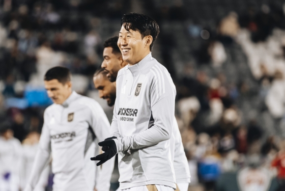 19일 오전 10시(한국시간) 미국 콜로라도주의 딕스 프로팅 구즈 파크에서 열린 MLS 정규리그 최종전에서 콜로라도 래피즈와 경기 전 손흥민이 웃으며 몸을 풀고 있다. /사진=로스앤젤레스FC 공식 사회관계망서비스(SNS)