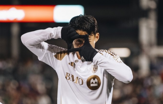 손흥민이 19일 오전 10시(한국시간) 미국 콜로라도주의 딕스 프로팅 구즈 파크에서 열린 MLS 정규리그 최종전에서 콜로라도 래피즈를 상대로 득점 후 세리머니하고 있다. /사진=로스앤젤레스FC 공식 사회관계망서비스(SNS)