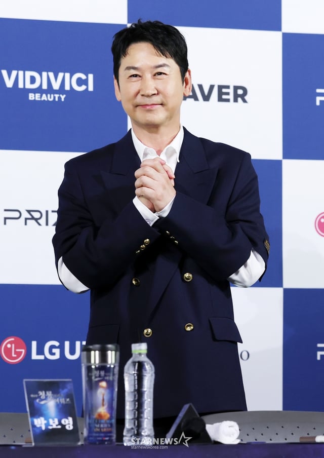 개그맨 신동엽이 25일 서울 영등포구 여의도 CGV에서 진행된 제4회 청룡시리즈 어워즈' 핸드프린팅 행사에서 포즈를 취하고 있다. /2025.06.25 /사진=김휘선 hwijpg@