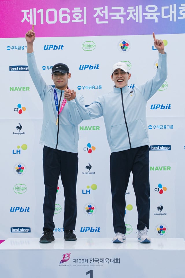 김영하(왼쪽)와 서창완이 제106회 전국체육대회 근대5종 남자 일반부 단체전 시상식에서 세리머니를 하고 있다. /사진=대한근대5종연맹 제공