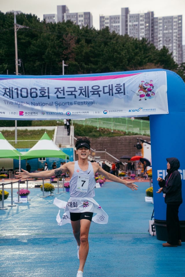 전웅태가 부산체육고등학교에서 열린 제106회 전국체육대회 근대5종 남자 일반부 4종에서 가장 먼저 결승선을 통과하고 있다. /사진=대한근대5종연맹 제공