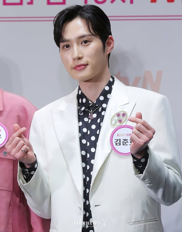 방송인 김준호가 4일 오후 서울 구로구 라마다 서울 신도림 호텔에서 진행된 tvN STORY 예능 프로그램 '잘생긴 트롯' 제작발표회에 참석해 포즈를 취하고 있다. '잘생긴 트롯'은 연예계 대표 12명의 남자 스타들이 트롯에 진정성을 가지고 도전하는 신(新) 음악 예능이다. 오는 14일 첫 방송. 2025.02.04 /사진=김창현 chmt@