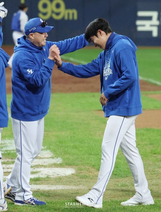 박진만 감독(왼쪽)과 원태인. /사진=김진경 대기자