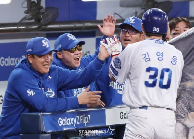 김영웅과 기뻐하는 박진만 감독(왼쪽에서 2번째). /사진=김진경 대기자
