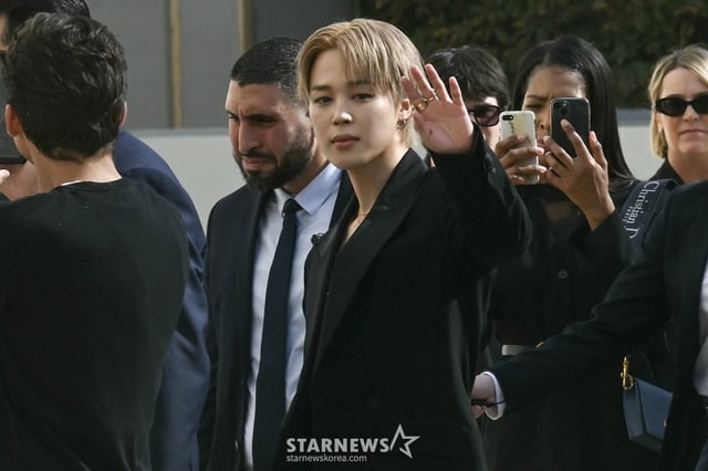 방탄소년단(BTS) 지민이 2026 S/S 파리 패션위크에 참석, 팬들에게 손을 흔들고 있다. /AFPBBNews=뉴스1=스타뉴스
