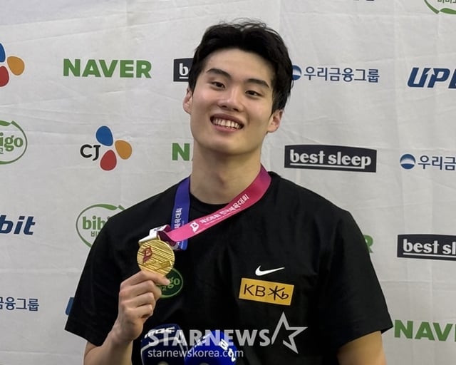 황선우가 지난 20일 부산 사직종합운동장 실내수영장에서 열린 제106회 전국체전 자유형 200m 우승 후 기뻐하고 있다. /사진=양정웅 기자