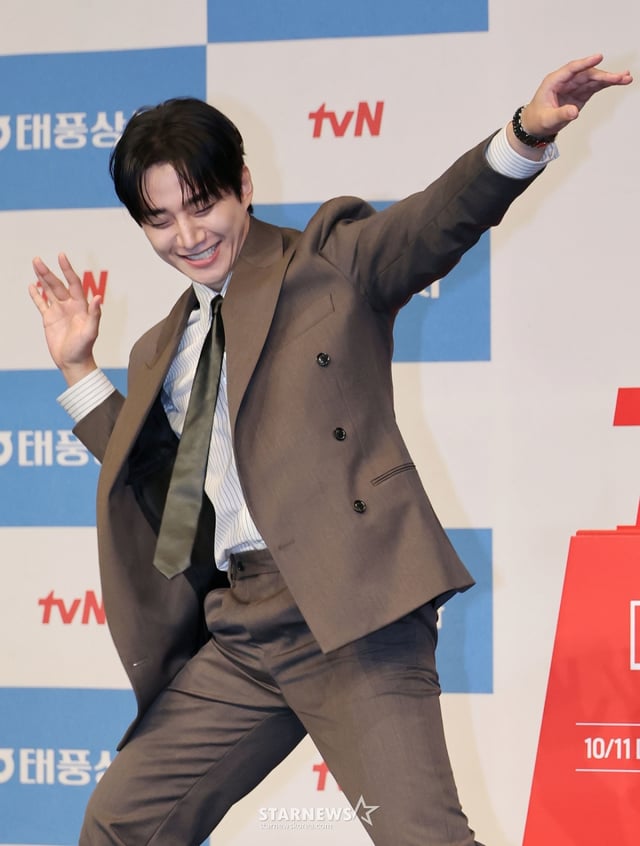 배우 이준호가 1일 오후 서울 구로구 더 링크 트리뷰트 포트폴리오 호텔에서 진행된 tvN 드라마 '태풍상사' 제작발표회에 참석해 포즈를 취하고 있다. 1997년 IMF. 직원도, 돈도, 팔 것도 없는 무역회사의 사장이 되어버린 초보 상사맨 ‘강태풍’의 고군분투 성장기 '태풍상사'는 오는 11일 첫 방송된다. /2025.10.01 /사진=이동훈 photoguy@