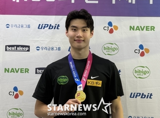 황선우가 20일 부산 사직종합운동장 실내수영장에서 열린 제106회 전국체전 남자 일반부 자유형 200m 우승 후 금메달을 들고 포즈를 취하고 있다. /사진=양정웅 기자