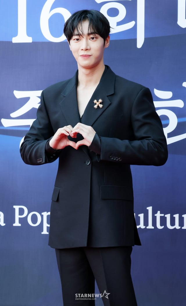 배우 추영우가 23일 서울 중구 국립극장 해오름극장에서 진행된 '제16회 대한민국 대중문화예술상' 레드카펫에 참석해 포즈를 취하고 있다. /2025.10.23 /사진=김휘선 hwijpg@