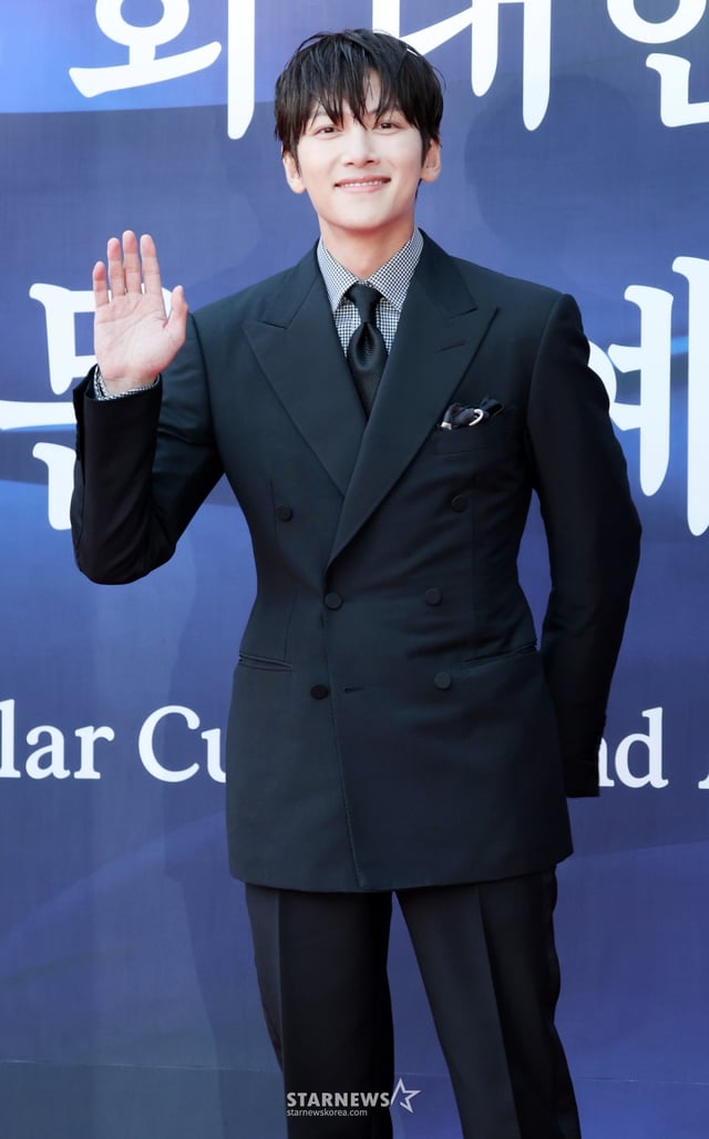 배우 지창욱이 23일 서울 중구 국립극장 해오름극장에서 진행된 '제16회 대한민국 대중문화예술상' 레드카펫에 참석해 포즈를 취하고 있다. /2025.10.23 /사진=김휘선 hwijpg@
