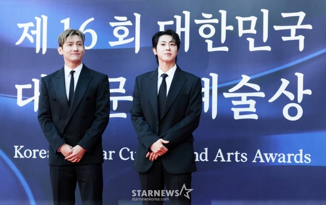 그룹 동방신기가 23일 서울 중구 국립극장 해오름극장에서 진행된 '제16회 대한민국 대중문화예술상' 레드카펫에 참석해 포즈를 취하고 있다. /2025.10.23 /사진=김휘선 hwijpg@