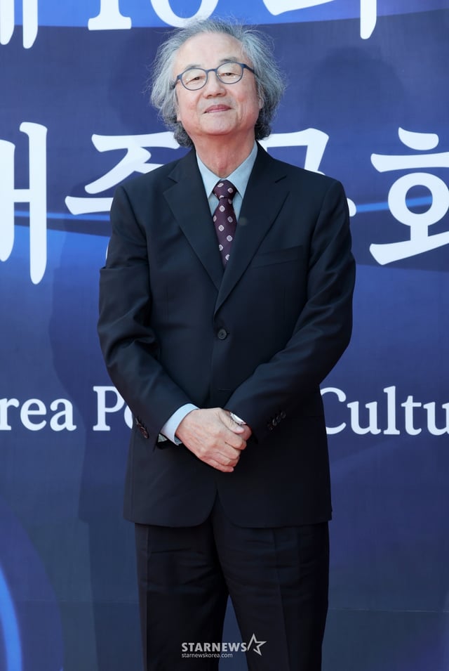 배우 정동환이 23일 서울 중구 국립극장 해오름극장에서 진행된 '제16회 대한민국 대중문화예술상' 레드카펫에 참석해 포즈를 취하고 있다. /2025.10.23 /사진=김휘선 hwijpg@