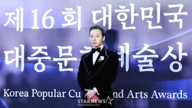 가수 지드래곤이 23일 서울 중구 국립극장 해오름극장에서 진행된 '제16회 대한민국 대중문화예술상' 레드카펫에 참석해 포즈를 취하고 있다. /2025.10.23 /사진=김휘선 hwijpg@